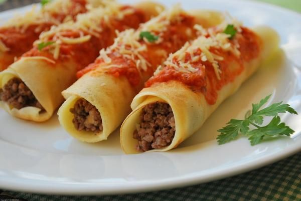 Panqueca de carne com molho branco As panquecas de carne são uma deliciosa opção para quem busca uma refeição prática e saborosa. Quando combinadas com um molho branco cremoso, elas se tornam ainda mais irresistíveis. Neste artigo, vamos explorar como preparar uma panqueca de carne com molho branco, abordando desde a preparação da massa até o congelamento das panquecas para uso futuro. Ingredientes Necessários Antes de começarmos, é importante reunir todos os ingredientes necessários para a receita. Aqui está o que você vai precisar: Para a Massa de Panqueca:1 xícara de farinha de trigo1 xícara de leite1 ovo1 pitada de sal1 colher de sopa de óleo Para o Recheio de Carne:500g de carne moída1 cebola picada2 dentes de alho picadosSal e pimenta a gosto2 colheres de sopa de óleo Para o Molho Branco:2 colheres de sopa de manteiga2 colheres de sopa de farinha de trigo2 xícaras de leiteSal e noz-moscada a gosto Como Fazer a Massa de Panqueca Preparar a massa de panqueca é um processo simples e rápido. Basta seguir estas etapas: Misture os Ingredientes: Em um liquidificador, adicione a farinha de trigo, o leite, o ovo, o sal e o óleo. Bata até obter uma mistura homogênea. Descanso: Deixe a massa descansar por cerca de 10 minutos. Isso ajuda a massa a ficar mais lisa e fácil de manusear. Cozinhe as Panquecas: Em uma frigideira antiaderente, adicione uma pequena quantidade de óleo e aqueça em fogo médio. Despeje uma concha de massa e gire a frigideira para espalhar a massa uniformemente. Cozinhe até que as bordas comecem a soltar e vire para cozinhar o outro lado. Preparação do Recheio de Carne Enquanto a massa descansa, é hora de preparar o recheio de carne: Refogue os Ingredientes: Em uma panela, aqueça o óleo e adicione a cebola e o alho. Refogue até a cebola ficar translúcida. Cozinhe a Carne: Adicione a carne moída e cozinhe até dourar. Tempere com sal e pimenta a gosto. Como Fazer o Molho Branco O molho branco, também conhecido como molho bechamel, é um clássico que complementa perfeitamente as panquecas de carne. Veja como prepará-lo: Derreta a Manteiga: Em uma panela, derreta a manteiga em fogo médio. Adicione a Farinha: Acrescente a farinha de trigo e mexa bem até formar uma pasta (roux). Adicione o Leite: Gradualmente, adicione o leite, mexendo sempre para evitar grumos. Continue mexendo até o molho engrossar. Tempere: Acrescente sal e noz-moscada a gosto. Montagem das Panquecas Agora que todos os componentes estão prontos, é hora de montar as panquecas: Recheie as Panquecas: Coloque uma porção do recheio de carne no centro de cada panqueca e enrole. Cubra com Molho Branco: Disponha as panquecas em um refratário untado e cubra com o molho branco. Gratine: Se desejar, polvilhe queijo ralado por cima e leve ao forno para gratinar. Como Congelar Panquecas Para aqueles que desejam preparar panquecas em grandes quantidades e armazená-las para o futuro, o congelamento é uma excelente opção: Deixe Esfriar: Certifique-se de que as panquecas estejam completamente frias antes de congelar. Embalagem Adequada: Envolva cada panqueca individualmente em filme plástico ou papel alumínio. Armazenamento: Coloque as panquecas embaladas em um saco próprio para congelamento e remova o máximo de ar possível antes de selar. Dicas Adicionais Variedade de Recheios: Experimente outros tipos de recheio, como frango, camarão ou até mesmo opções vegetarianas. Molho Branco Variado: Para um toque diferente, adicione queijo parmesão ou bacon ao seu molho branco. Panqueca Verde: Adicione espinafre à massa para criar panquecas verdes saudáveis. Conclusão As panquecas de carne com molho branco são uma refeição versátil e deliciosa que pode ser adaptada de várias maneiras para se adequar ao seu gosto e necessidades alimentares. Com as dicas e orientações fornecidas, você estará bem equipado para preparar esta deliciosa refeição em casa. Aproveite!